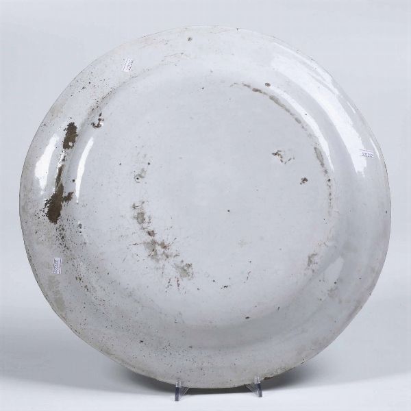 Grande piatto.<BR>Vietri sul Mare (Salerno), fine del XIX - inizio del XX secolo.  - Asta Maioliche e Porcellane - Associazione Nazionale - Case d'Asta italiane