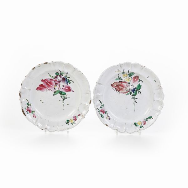 Coppia di piatti. <BR>Lombardia, probabilmente Milano, seconda met del XVIII secolo.  - Asta Maioliche e Porcellane - Associazione Nazionale - Case d'Asta italiane