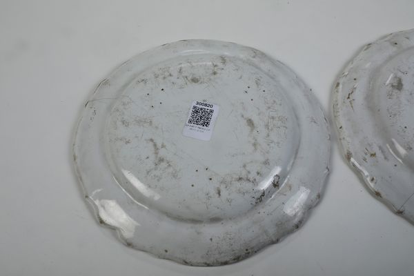 Coppia di piatti. <BR>Lombardia, probabilmente Milano, seconda met del XVIII secolo.  - Asta Maioliche e Porcellane - Associazione Nazionale - Case d'Asta italiane