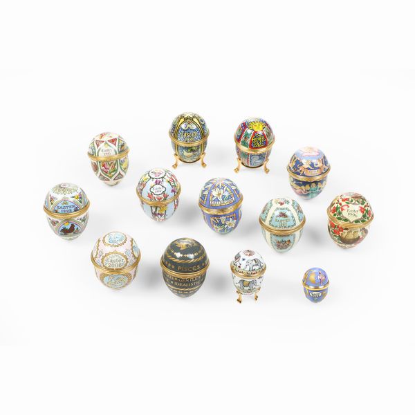 Lotto di 13 uova.<BR>Inghilterra, Halcyon Days Enamels, fine del XX secolo.  - Asta Maioliche e Porcellane - Associazione Nazionale - Case d'Asta italiane