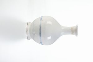 Bottiglia.<BR>Castelli (?), inizio del XVIII secolo.  - Asta Maioliche e Porcellane - Associazione Nazionale - Case d'Asta italiane