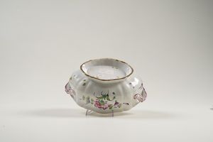 Zuppiera.<BR>Francia, Manifattura di Seaux, seconda met del  XVIII secolo.  - Asta Maioliche e Porcellane - Associazione Nazionale - Case d'Asta italiane