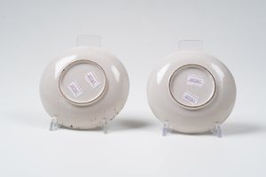 Coppia di piatti lumeggiati in oro.<BR>Castelli, primi del XX secolo.  - Asta Maioliche e Porcellane - Associazione Nazionale - Case d'Asta italiane