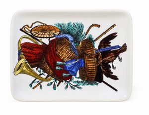 Vassoietto Panoplia della caccia.<BR>Milano, Manifattura Fornasetti, 1950 circa.  - Asta Maioliche e Porcellane - Associazione Nazionale - Case d'Asta italiane