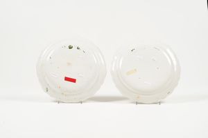 Coppia di piatti.<BR>Pesaro, Manifattura Casali e Callegari, fine XVIII - inizio XIX secolo.  - Asta Maioliche e Porcellane - Associazione Nazionale - Case d'Asta italiane