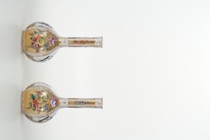 Coppia di bottiglie.<BR>Germania, Dresda, Manifattura di Helena Wolfsohn, fine del XIX secolo.  - Asta Maioliche e Porcellane - Associazione Nazionale - Case d'Asta italiane