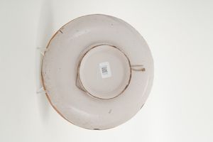 Piatto istoriato.<BR>Centro Italia, XX secolo.  - Asta Maioliche e Porcellane - Associazione Nazionale - Case d'Asta italiane