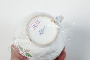 Due tazze e una lattiera.<BR>Francia (manifattura indeterminata, XIX secolo) e Germania, Meissen, XVIII secolo.  - Asta Maioliche e Porcellane - Associazione Nazionale - Case d'Asta italiane