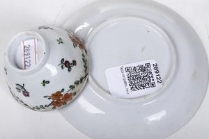 Una tazza e un piattino.<BR>Nove, Manifattura Antonibon, XVIII secolo.  - Asta Maioliche e Porcellane - Associazione Nazionale - Case d'Asta italiane