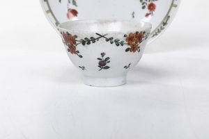 Una tazza e un piattino.<BR>Nove, Manifattura Antonibon, XVIII secolo.  - Asta Maioliche e Porcellane - Associazione Nazionale - Case d'Asta italiane