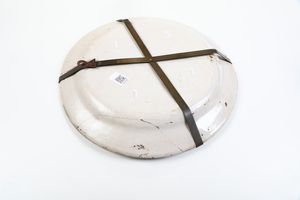 Piatto.<BR>Campania (Vietri ?), XIX - inizi XX secolo.  - Asta Maioliche e Porcellane - Associazione Nazionale - Case d'Asta italiane