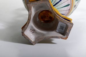 Vaso biansato a raffellesche.<BR>Sesto Fiorentino, Manifattura Fantechi, primo quarto del XX secolo.  - Asta Maioliche e Porcellane - Associazione Nazionale - Case d'Asta italiane