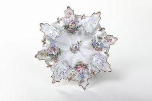 Alzatina.<BR>Nove, Manifattura di Gian Battista Viero, verso la fine del XIX secolo.  - Asta Maioliche e Porcellane - Associazione Nazionale - Case d'Asta italiane