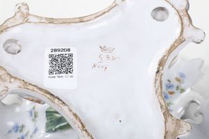 Alzatina.<BR>Nove, Manifattura di Gian Battista Viero, verso la fine del XIX secolo.  - Asta Maioliche e Porcellane - Associazione Nazionale - Case d'Asta italiane