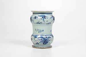 Albarello. <BR>Liguria, fine XVII - inizio XVIII secolo.  - Asta Maioliche e Porcellane - Associazione Nazionale - Case d'Asta italiane