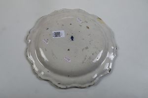 Piatto.<BR>Savona o Albisola, prima met del XVIII secolo.  - Asta Maioliche e Porcellane - Associazione Nazionale - Case d'Asta italiane