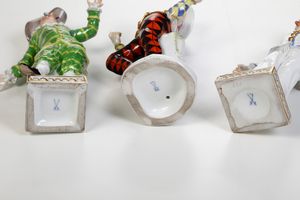 Tre figurine della commedia dell'arte.<BR>Meissen, 1924-1934 e verso il 1950.  - Asta Maioliche e Porcellane - Associazione Nazionale - Case d'Asta italiane