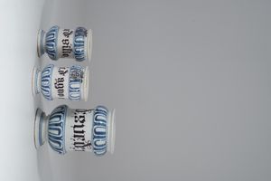 Tre albarelli.<BR>Probabilmente Bassano, Manifattura Manardi, fine XVII - inizio XVIII secolo.<BR>  - Asta Maioliche e Porcellane - Associazione Nazionale - Case d'Asta italiane