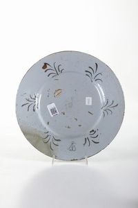 Grande piatto.<BR>Pavia, fine XVII - inizio XVIII secolo.<BR>  - Asta Maioliche e Porcellane - Associazione Nazionale - Case d'Asta italiane