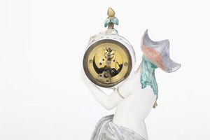 Orologio da tavolo Art Dco.<BR>Germania, Manifattura di Nymphenburg, 1930 circa.<BR>Modello di Josef Wackerle del 1922.<BR>  - Asta Maioliche e Porcellane - Associazione Nazionale - Case d'Asta italiane