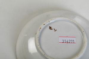 Una cremiera e un piattino.<BR>Torino, Manifattura di Vinovo, periodi Gioanetti (1780-1815) e Lomello (1815-1825).<BR>  - Asta Maioliche e Porcellane - Associazione Nazionale - Case d'Asta italiane