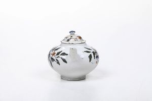 Teiera.<BR>Nove, Manifattura Antonibon, 1740-1750.<BR>Decorazione probabilmente XIX secolo.<BR>  - Asta Maioliche e Porcellane - Associazione Nazionale - Case d'Asta italiane