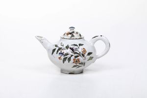 Teiera.<BR>Nove, Manifattura Antonibon, 1740-1750.<BR>Decorazione probabilmente XIX secolo.<BR>  - Asta Maioliche e Porcellane - Associazione Nazionale - Case d'Asta italiane