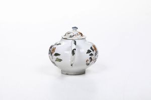 Teiera.<BR>Nove, Manifattura Antonibon, 1740-1750.<BR>Decorazione probabilmente XIX secolo.<BR>  - Asta Maioliche e Porcellane - Associazione Nazionale - Case d'Asta italiane