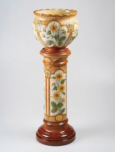 Cachepot su colonna.<BR>Inghilterra, Leeds, Manifattura Burmantofts, 1880-1900 circa.  - Asta Maioliche e Porcellane - Associazione Nazionale - Case d'Asta italiane