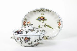 Una zuppiera e una bacinella.<BR>Nove, Manifattura Antonibon, 1740-1770 circa.  - Asta Maioliche e Porcellane - Associazione Nazionale - Case d'Asta italiane