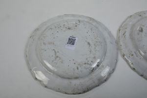 Coppia di piatti. <BR>Lombardia, probabilmente Milano, seconda met del XVIII secolo.  - Asta Maioliche e Porcellane - Associazione Nazionale - Case d'Asta italiane