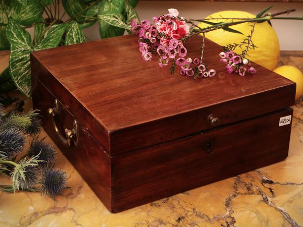 Scatola portalettere impiallacciata in noce  - Asta Dimore fiorentine - Associazione Nazionale - Case d'Asta italiane