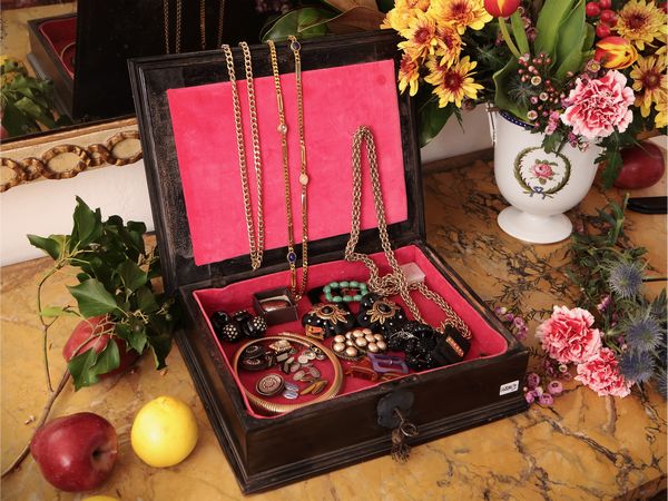 Scrigno in legno ebanizzato  - Asta Dimore fiorentine - Associazione Nazionale - Case d'Asta italiane