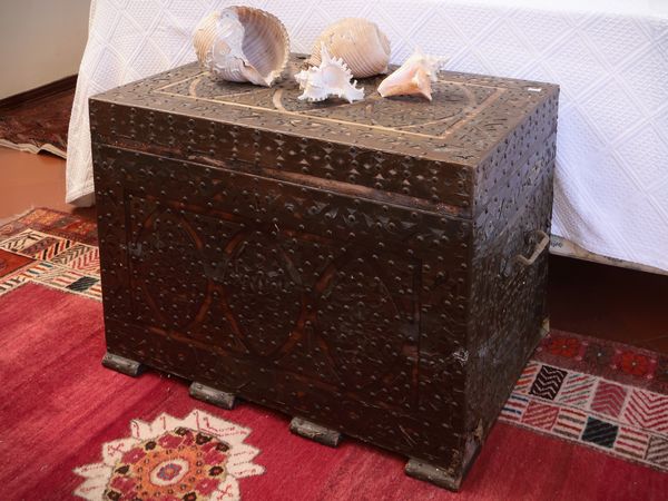 Forziere da viaggio in legno rivestito in tole dorata  - Asta Dimore fiorentine - Associazione Nazionale - Case d'Asta italiane