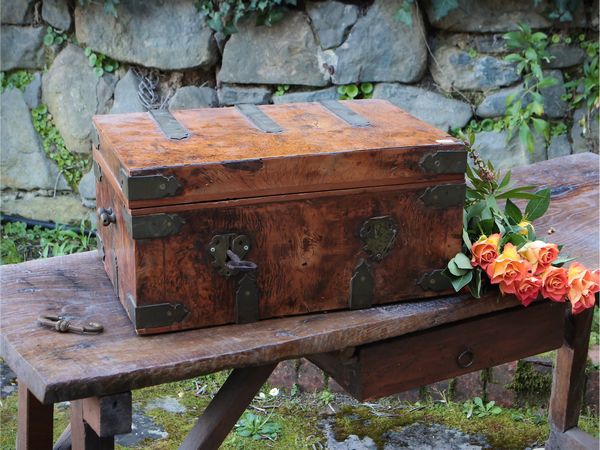 Piccolo forziere da viaggio impiallacciato in radica  - Asta Dimore fiorentine - Associazione Nazionale - Case d'Asta italiane