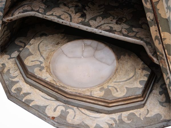 Acquasantiera piramidale in legno laccato  - Asta Dimore fiorentine - Associazione Nazionale - Case d'Asta italiane