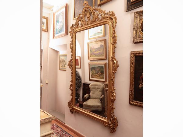 Grande specchiera con cornice in legno intagliato e dorato  - Asta Dimore fiorentine - Associazione Nazionale - Case d'Asta italiane