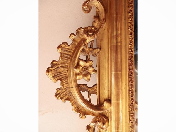 Grande specchiera con cornice in legno intagliato e dorato  - Asta Dimore fiorentine - Associazione Nazionale - Case d'Asta italiane