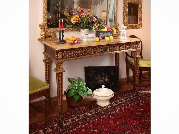 Console in legno tinto rosso pompeiano e lumeggiato in oro  - Asta Dimore fiorentine - Associazione Nazionale - Case d'Asta italiane