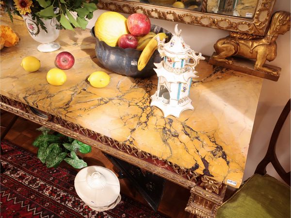 Console in legno tinto rosso pompeiano e lumeggiato in oro  - Asta Dimore fiorentine - Associazione Nazionale - Case d'Asta italiane