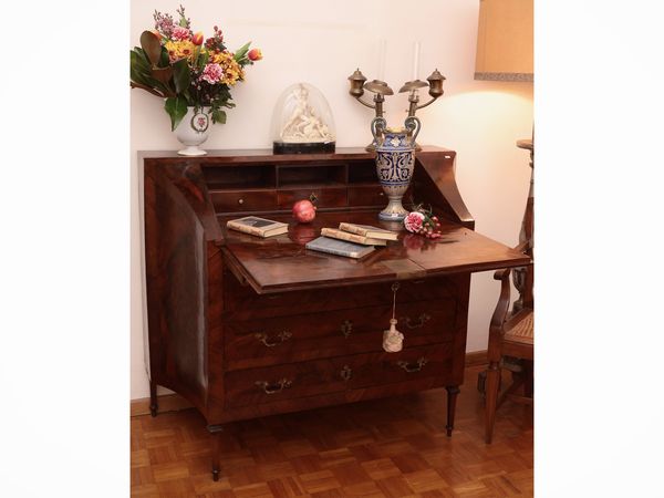 Cassettone a ribalta impiallacciato ed intarsiato in palissandro  - Asta Dimore fiorentine - Associazione Nazionale - Case d'Asta italiane