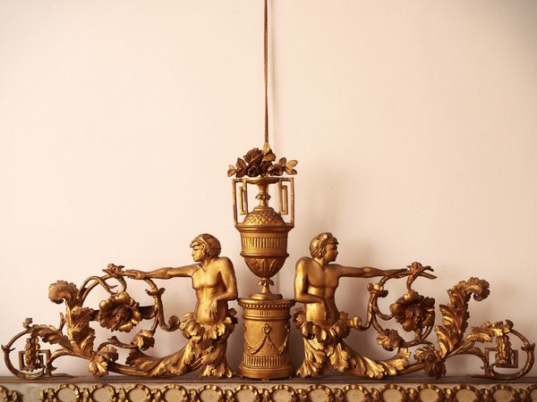 Caminiera in legno laccato e lumeggiato in oro  - Asta Dimore fiorentine - Associazione Nazionale - Case d'Asta italiane