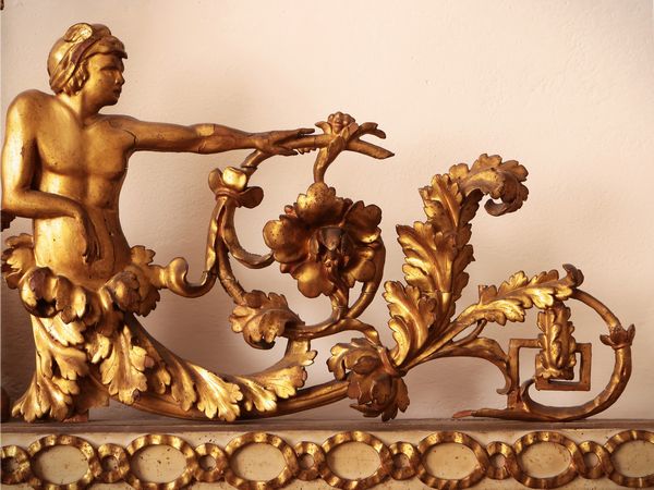 Caminiera in legno laccato e lumeggiato in oro  - Asta Dimore fiorentine - Associazione Nazionale - Case d'Asta italiane