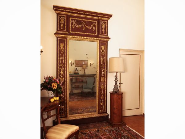 Grande specchiera in legno tinto rosso pompeiano e lumeggiata in oro  - Asta Dimore fiorentine - Associazione Nazionale - Case d'Asta italiane