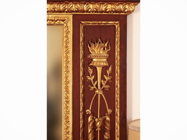 Grande specchiera in legno tinto rosso pompeiano e lumeggiata in oro  - Asta Dimore fiorentine - Associazione Nazionale - Case d'Asta italiane