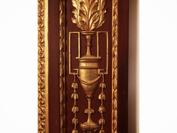 Grande specchiera in legno tinto rosso pompeiano e lumeggiata in oro  - Asta Dimore fiorentine - Associazione Nazionale - Case d'Asta italiane