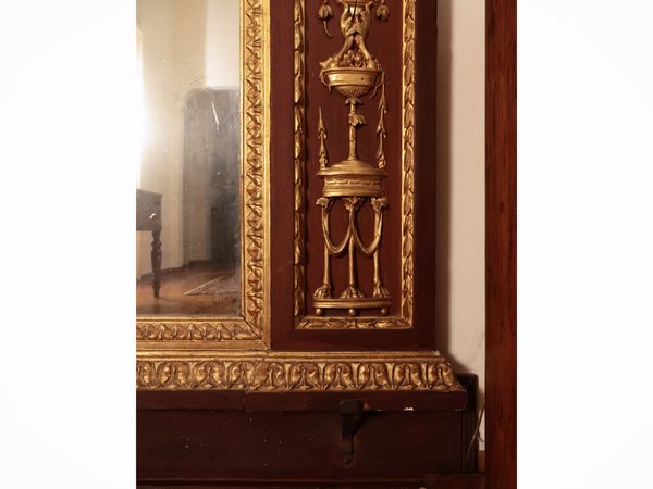 Grande specchiera in legno tinto rosso pompeiano e lumeggiata in oro  - Asta Dimore fiorentine - Associazione Nazionale - Case d'Asta italiane