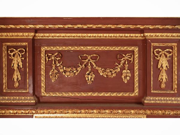 Grande specchiera in legno tinto rosso pompeiano e lumeggiata in oro  - Asta Dimore fiorentine - Associazione Nazionale - Case d'Asta italiane