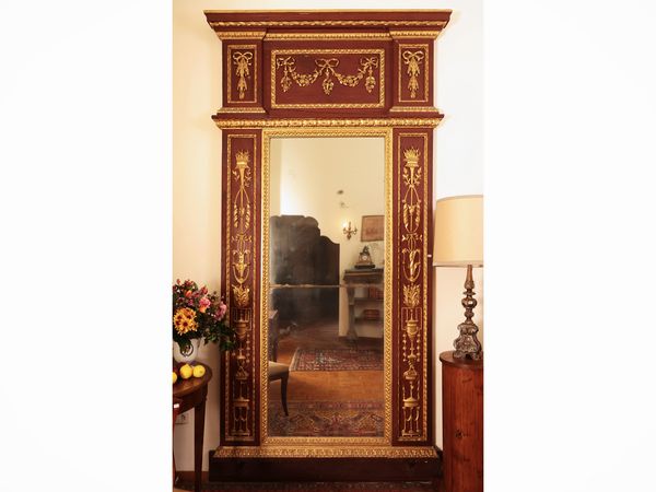 Grande specchiera in legno tinto rosso pompeiano e lumeggiata in oro  - Asta Dimore fiorentine - Associazione Nazionale - Case d'Asta italiane
