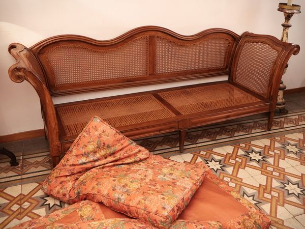 Divano a ventaglio in noce  - Asta Dimore fiorentine - Associazione Nazionale - Case d'Asta italiane